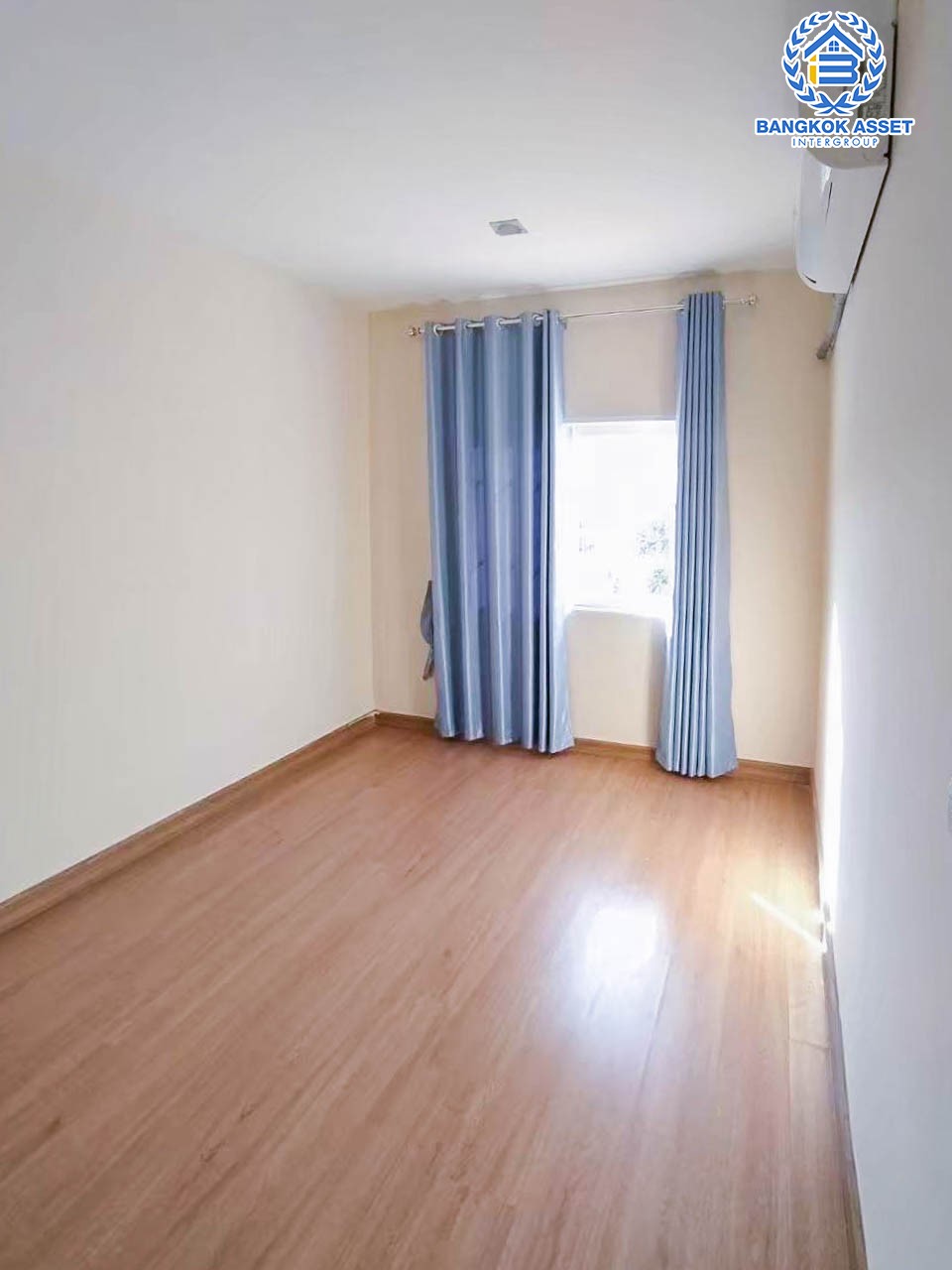 *****ทาวน์เฮ้าส์มือสองนนทบุรี ม.โกลเด้นทาวน์ ปิ่นเกล้า-จรัญสนิทวงศ์ ตอบโจทย์ทุกครอบครัว ด้วยฟังก์ชัน 4 ห้องนอน 3 ห้องน้ำ 2 ที่จอดรถ เนื้อที่ 24.1 ตร.ว. พร้อมห้องเอนกประสงค์ชั้นล่าง เดินทางสะดวกบนทำเลดีที่สุด เข้า-ออกหลายเส้นทาง ใกล้ จุดขึ้นทางด่วน ศรีรัช, สายรถไฟฟ้าสถานีบางบำหรุ และสถานีบางอ้อ